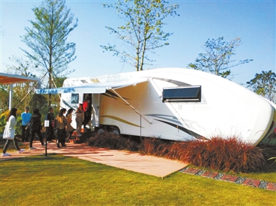 1606293449956540.jpg 营地的拖挂式房车吸引了众多游客.jpg